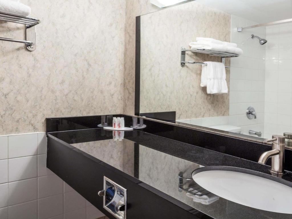 Ramada By Wyndham Timmins Exterior foto